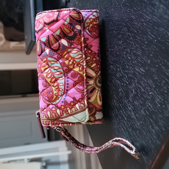 Vera Bradley Handbags - Vera Bradley Resort Medallion Quilted Cotton Wristlet. " LIKE NEW"